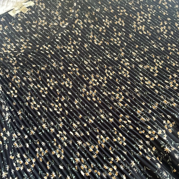 Max Studio black/yellow/white bell sleeve top with gathered bodice. So cute! - Picture 6 of 7